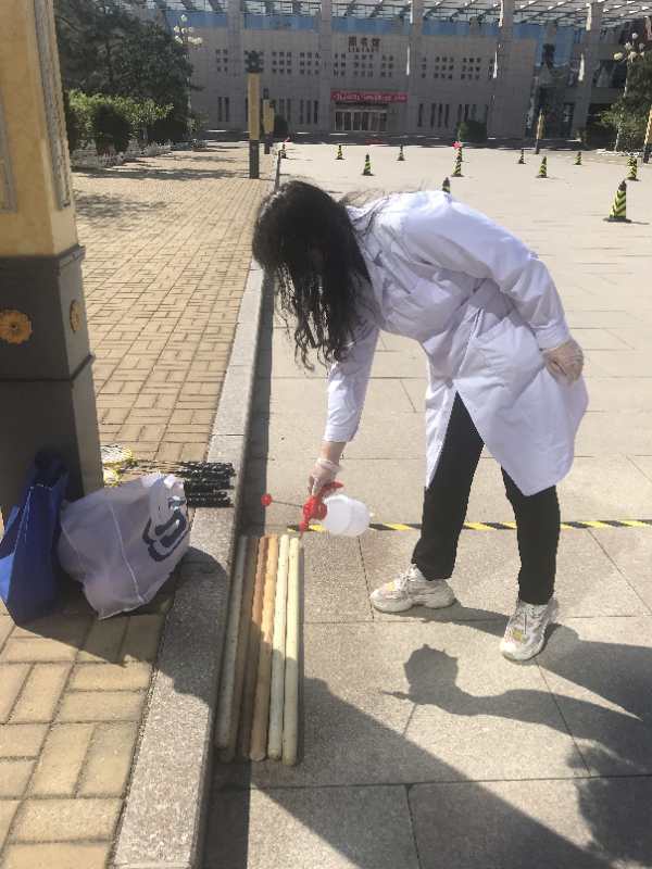 醫務室工作人員正在為比賽器材消毒.jpg