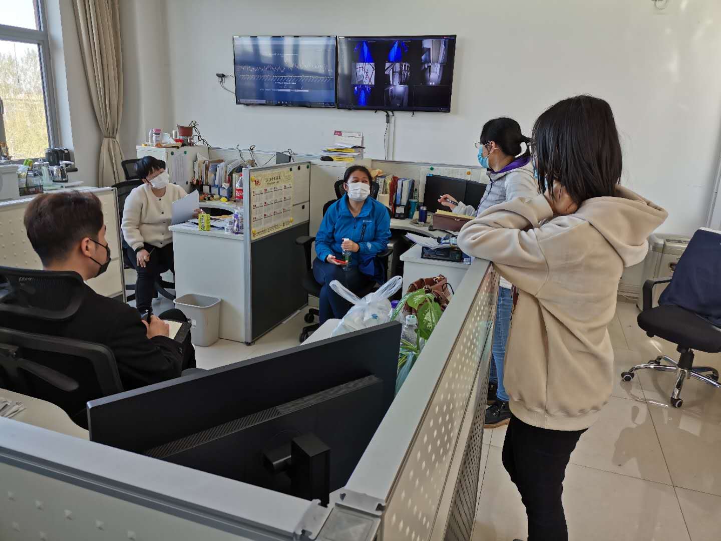 網絡中心教師開會討論直播細節.jpg